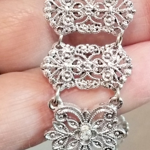 NF * Necklace w/ delicate Bracelet - Picture 3 of 9